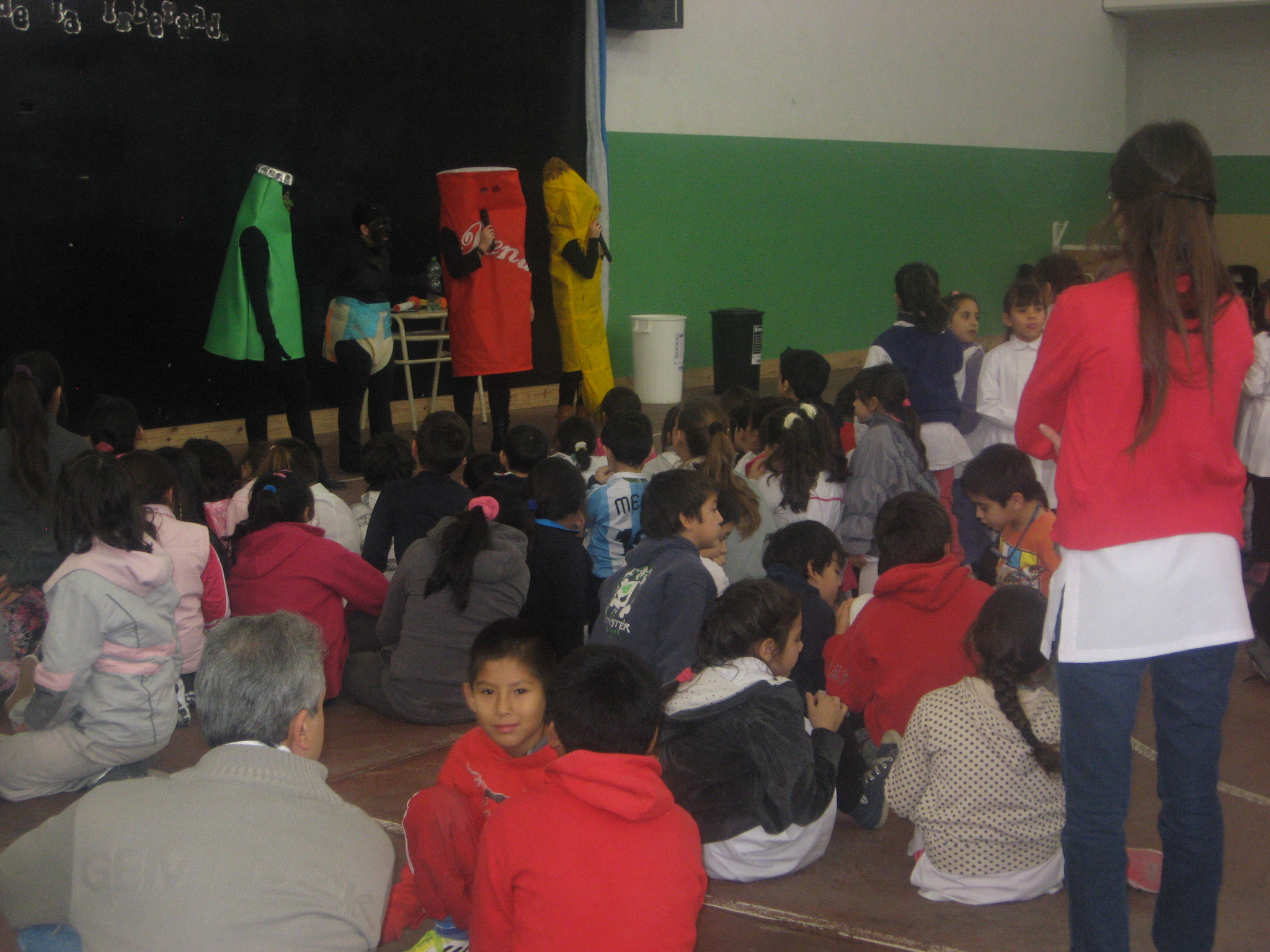 Casi 600 alumnos presenciaron obra de teatro que educa sobre la importancia de la separación de los residuos