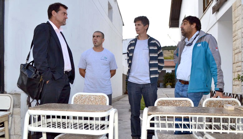 Emprendedores de Esquel recuperan mobiliario de escuelas con reciclado de tetra brick