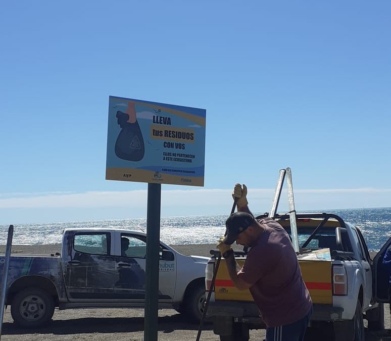 Ambiente instala cartelería en playas para evitar el abandono de residuos