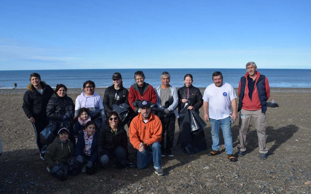 Ambiente coordinó campaña de limpieza en playa “Las Canteras” junto al municipio de Rawson y el Club de Pesca de Trelew